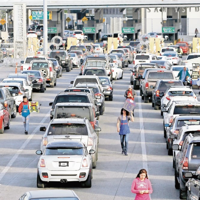 Automóviles hicieron fila en varias casetas para ser inspeccionados por los oficiales de la Patrulla Fronteriza de Estados Unidos, en el punto de entrada de San Ysidro, en Tijuana. JORGE DUENES. REUTERS