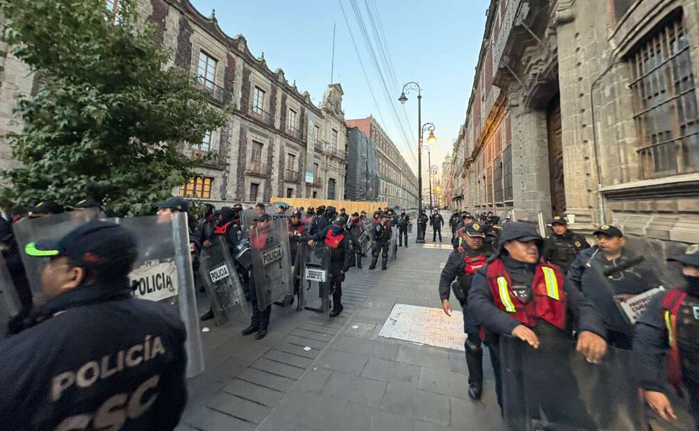 Elementos de seguridad ya resguardan el Zócalo (14/11/2025). Foto: Salvador Corona / EL UNIVERSAL