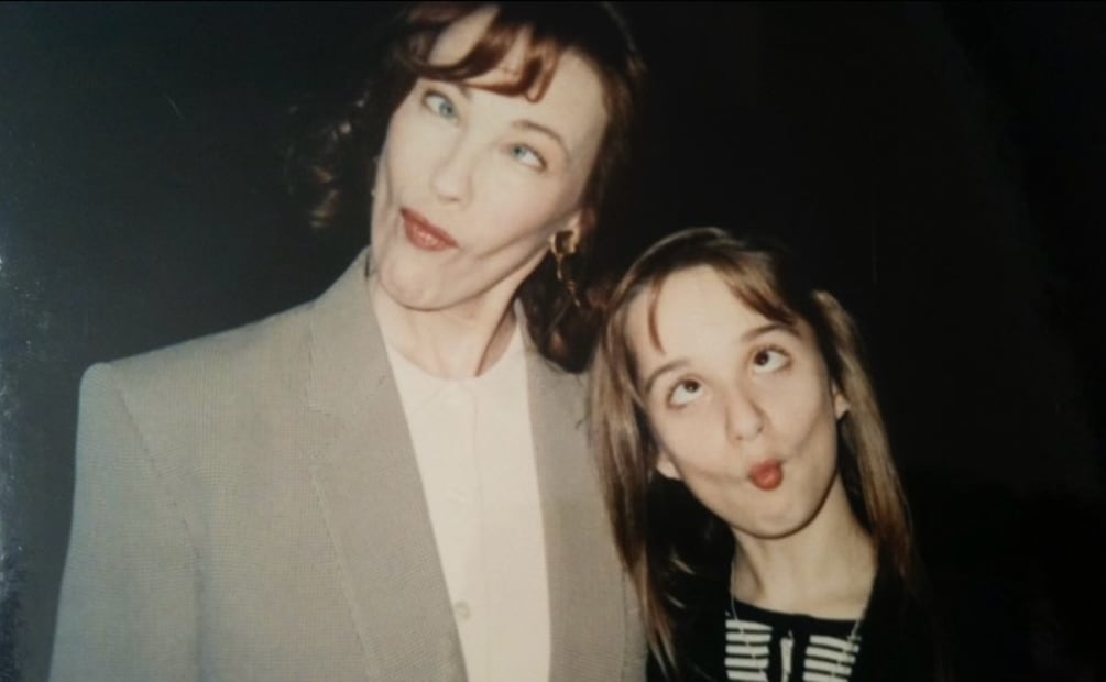 Diana Rein, quien interpretó al personaje de Sondra McCallister en la película "Mi pobre angelito", es una de las primas de Kevin McCallister, hija de Rob y Georgette McCallister.