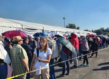 Abarrotan Centro de Vacunación de la UNAM; esperan hasta cuatro horas