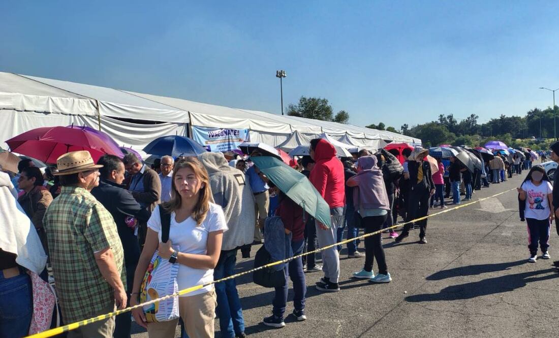 Abarrotan Centro de Vacunación de la UNAM; esperan hasta cuatro horas.
Foto: Arantxa Meave