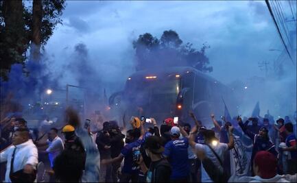 Afición del Cruz Azul ignora medidas sanitarias y hace caravana previo al Clásico Joven