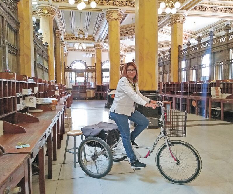 En el Día del Cartero, Inés Monsalvo recuerda que tuvo que aprender a andar en bicicleta y a ser más astuta en las calles para evitar accidentes. KARLA RODRÍGUEZ/EL UNIVERSAL
