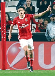 Raúl anota y avanza Benfica