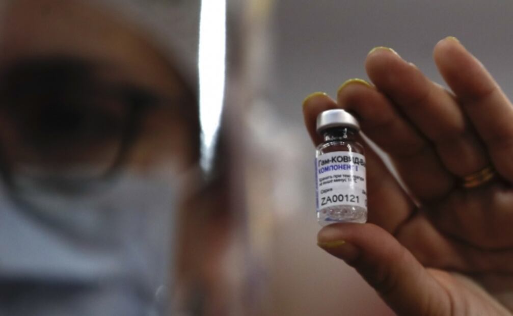 Vacuna rusa Sputnik V es eficaz casi al 92%; es segura en adultos mayores: estudios preliminares