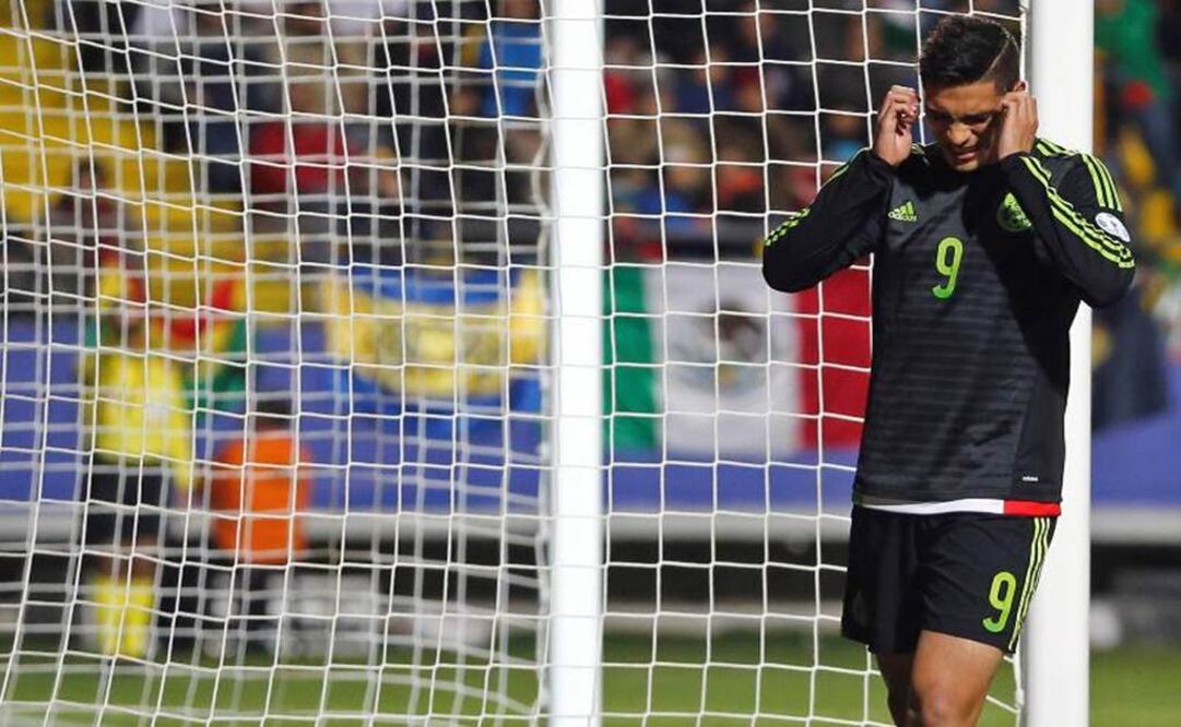 Jiménez se lamenta tras una falla. AP