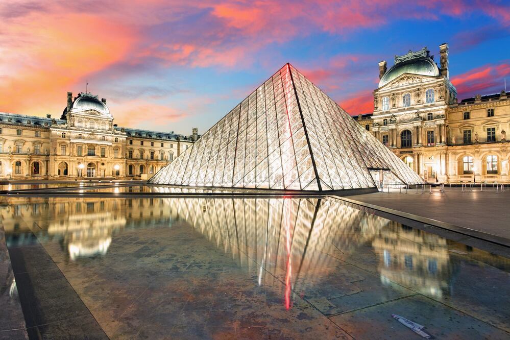 El Museo de Louvre de París ofrece 45 recorridos temáticos, entre ellos el de novela "El código Da Vinci". (Foto: Istock)