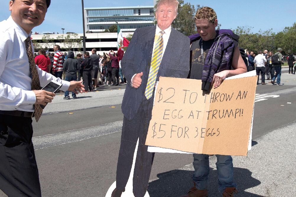 Durante las protestas en California, un hombre ofreció lanzar, por 2 dólares, un huevo a una figura de Trump (JOHN G. MABANGLO. EFE)