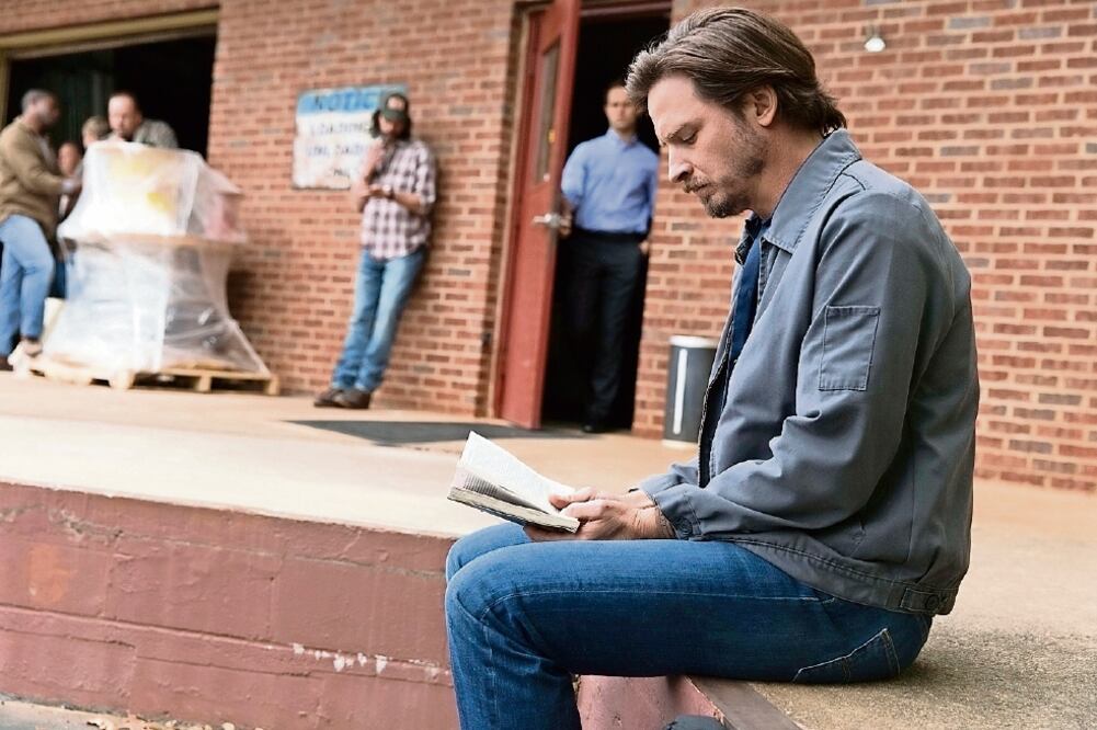 Aden Young interpreta a un hombre liberado tras 19 años de condena, en la historia de McKinnon. (CORTESÍA SUNDANCETV)