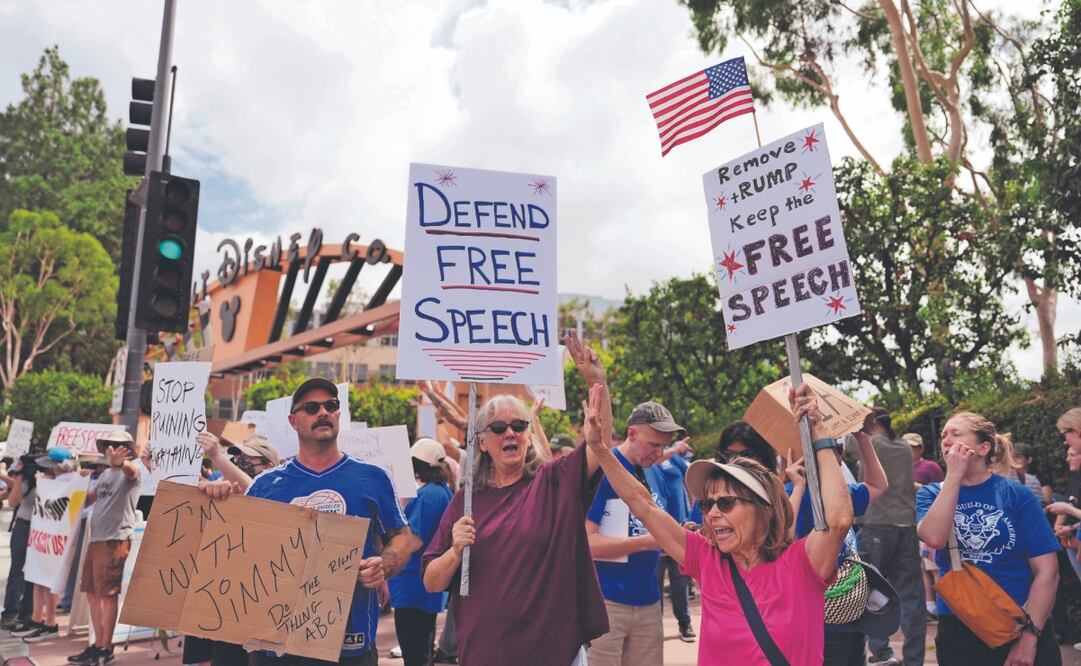 Asistentes a una manifestación en respuesta a la cancelación del programa nocturno de Jimmy Kimmel frente a The Walt Disney Studios en Burbank, California. Foto: de Jae C. Hong. AP