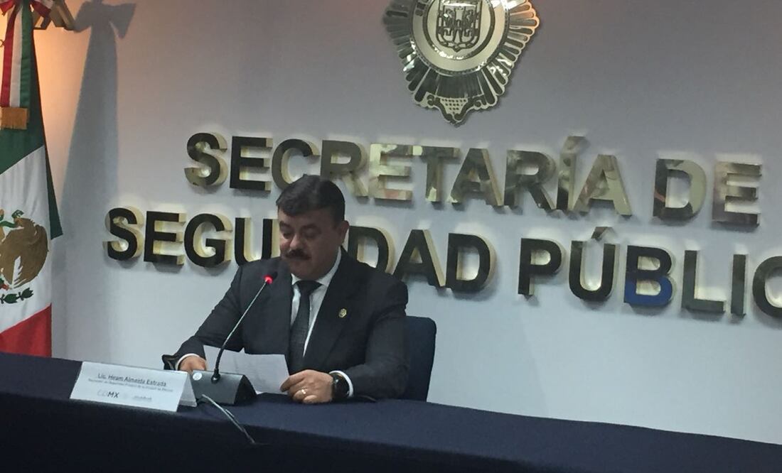 Hiram Almeida al momento de anunciar su renuncia. Fotografía de Andrea Ahedo para EL UNIVERSAL