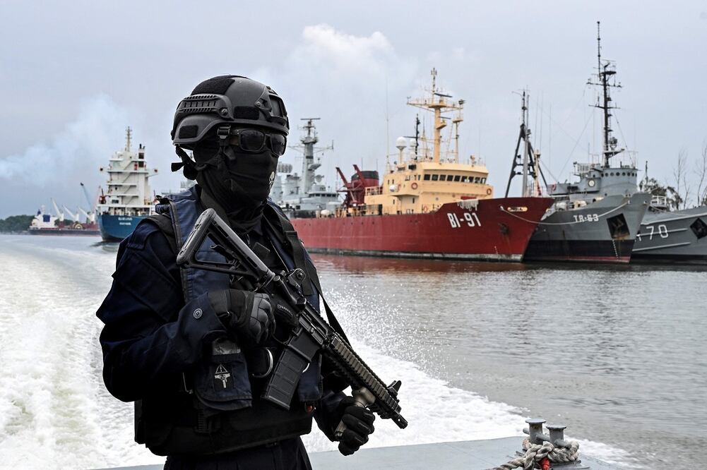 Un elemento de la Guardia Costera de Ecuador vigila los canales del río Guayas, en Guayaquil, Ecuador. FOTO: YURI CORTEZ. AFP