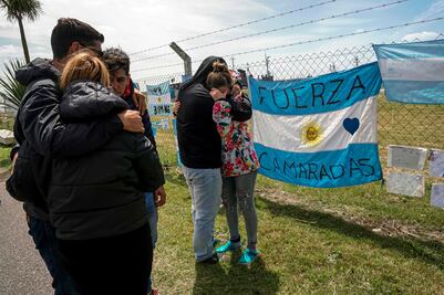 Familiares de submarinistas argentinos suplican seguir con rescate