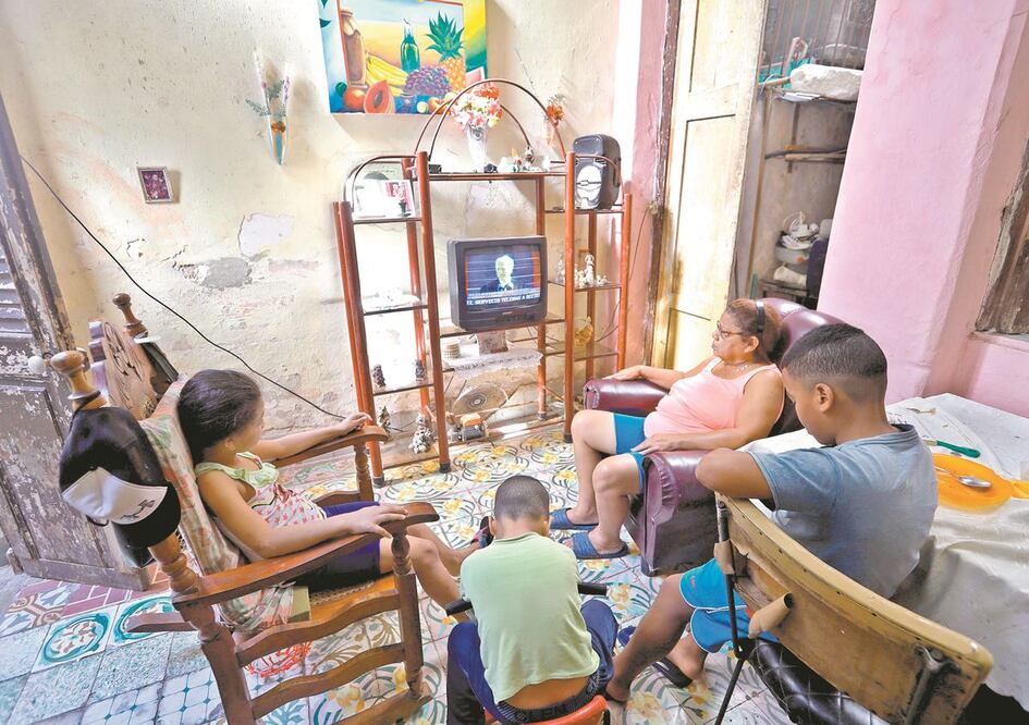 Una familia observa por televisión la ceremonia de investidura de Joe Biden como el nuevo presidente electo de Estados Unidos, en La Habana. YANDER ZAMORA. EFE