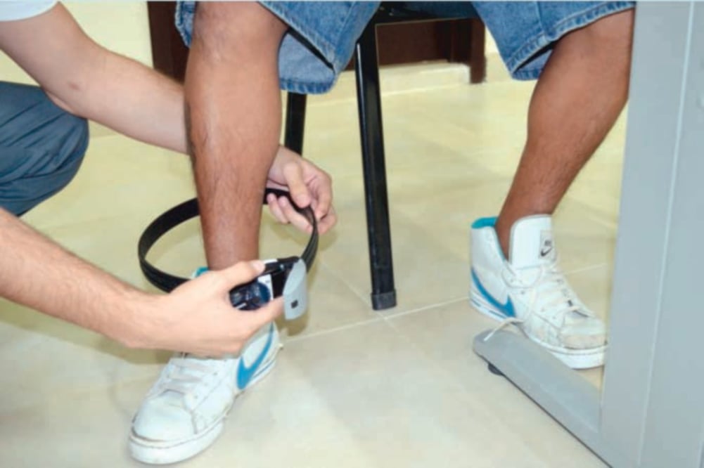 La mayoría de los dispositivos son de alta tecnología y mediante el GPS permiten saber dónde está y qué hace la persona a la que se le instaló. (ARCHIVO EL UNIVERSAL)