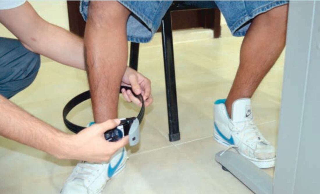 La mayoría de los dispositivos son de alta tecnología y mediante el GPS permiten saber dónde está y qué hace la persona a la que se le instaló. (ARCHIVO EL UNIVERSAL)