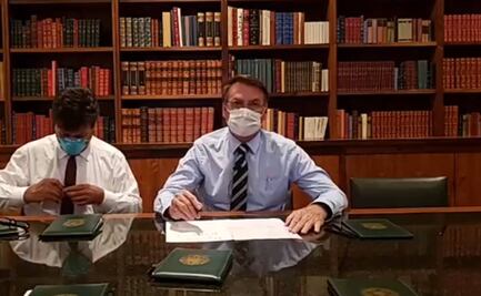 Con cubrebocas, Bolsonaro espera su resultado por coronavirus
