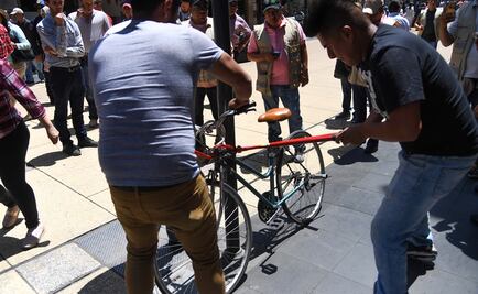 Por reordenamiento en calles del Centro Histórico, remueven bicicletas de aceras