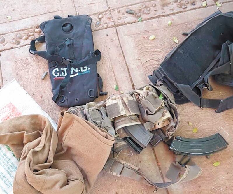 Tras un enfrentamiento entre grupos criminales, autoridades aseguraron una camioneta con reporte de robo y artículos con las siglas del CJNG . Foto: ESPECIAL