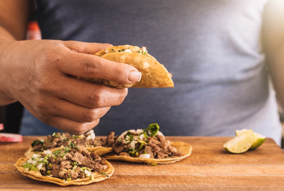 Las guarniciones son clave en la experiencia de los tacos, ya que aportan textura, frescura y contrastes de sabor en cada bocado. Foto: Freepik