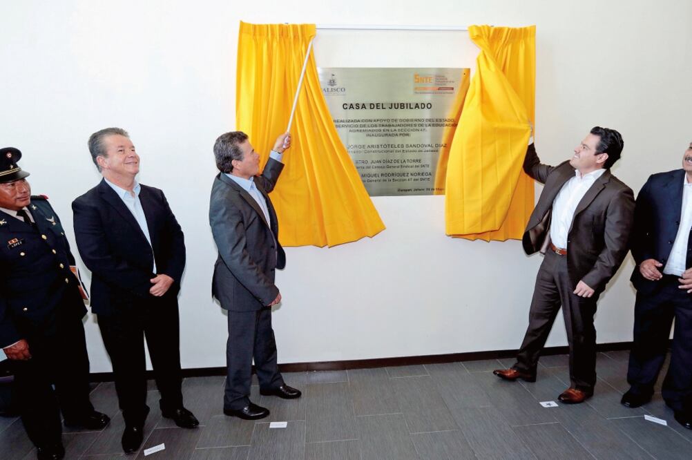Juan Díaz de la Torre, líder del SNTE, y Jorge Aristóteles Sandoval, gobernado r de Jalisco, durante la inauguración de la Casa del Jubilado, en Zapopan (Especial)
