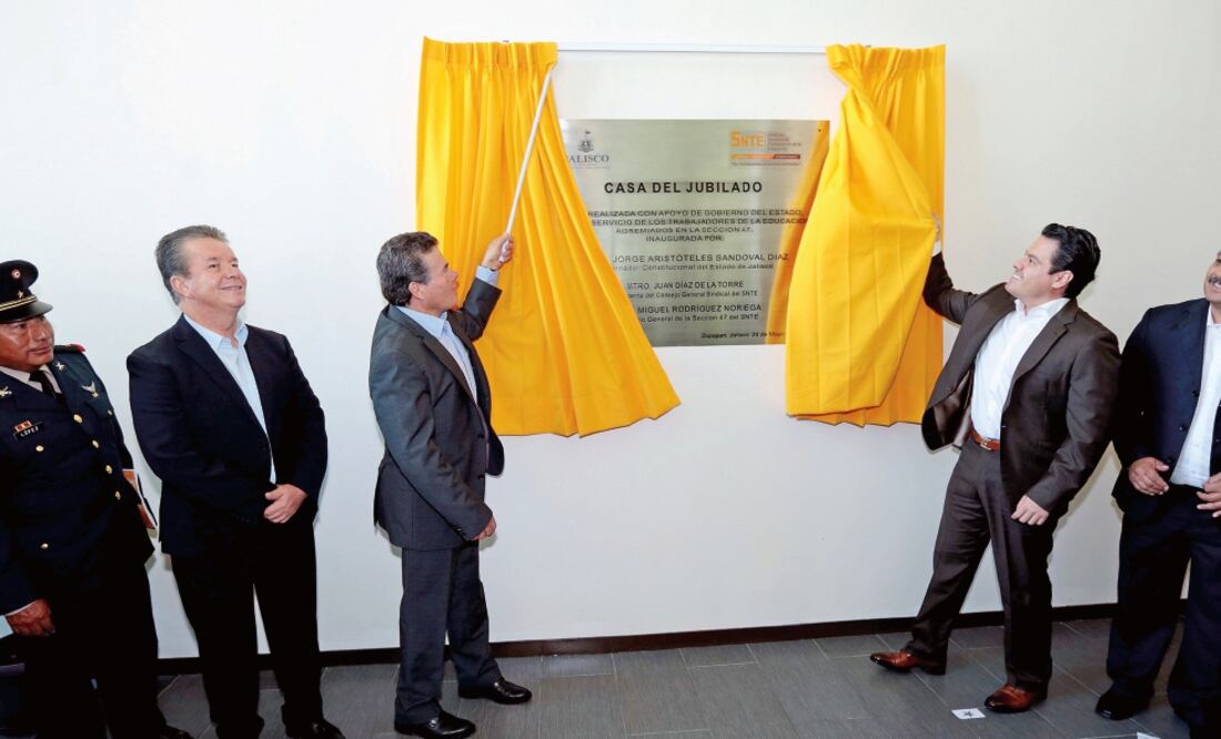 Juan Díaz de la Torre, líder del SNTE, y Jorge Aristóteles Sandoval, gobernado r de Jalisco, durante la inauguración de la Casa del Jubilado, en Zapopan (Especial)