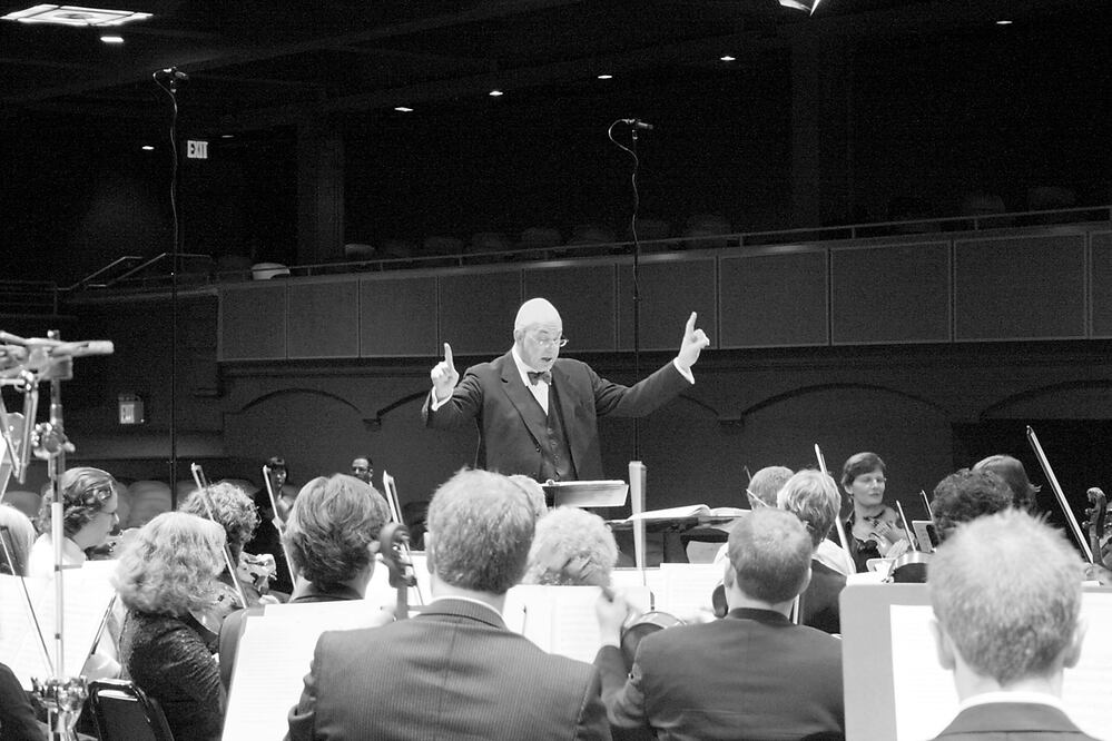 Una orquesta de cámara alemana ofreció en febrero de 2015 la primera función de música clásica en un lugar público de Arabia Saudí, ante un público mixto. FOTO: Archivo/AP.