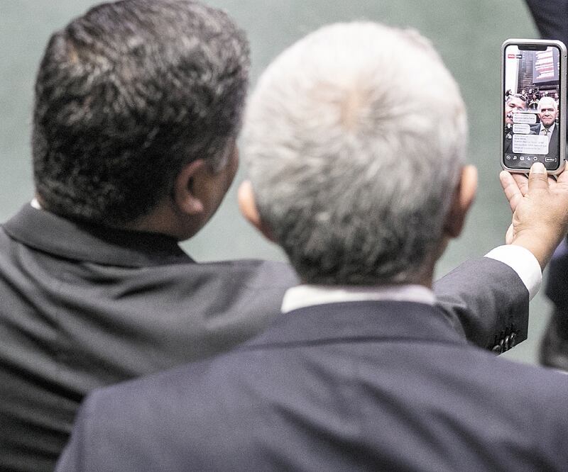 En el desarrollo del inicio de sesiones del Congreso, algunos legisladores aprovecharon para capturar el momento. Foto: GERMÁN ESPINOSA. EL UNIVERSAL