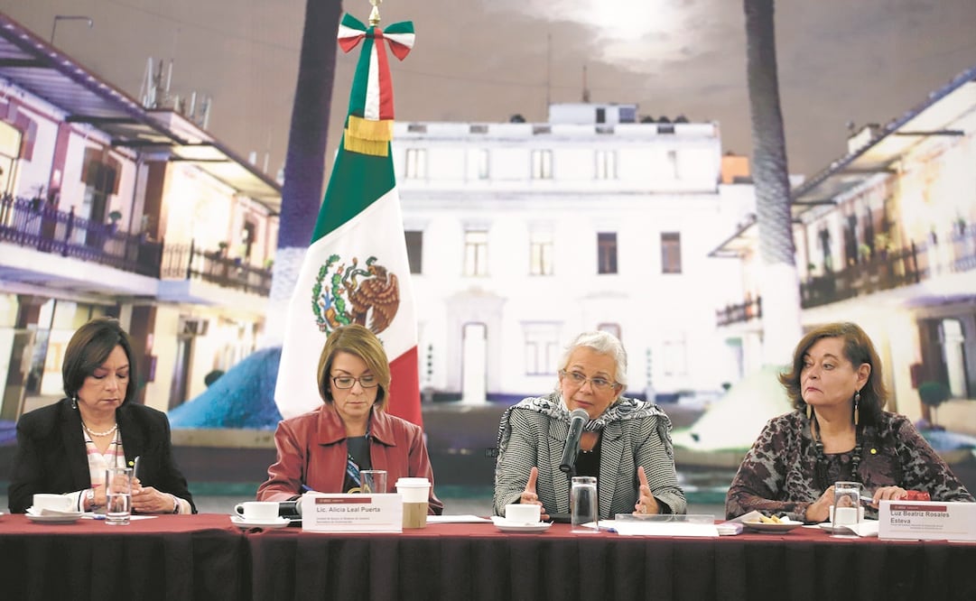 La secretaria de Gobernación, Olga Sánchez Cordero (segunda de der. a izq.), tuvo todo el reflector desde el inicio del gobierno; sin embargo, poco a poco se replegó y dejó de actuar en situaciones importantes para el país. Foto: ARCHIVO EL UNIVERSAL