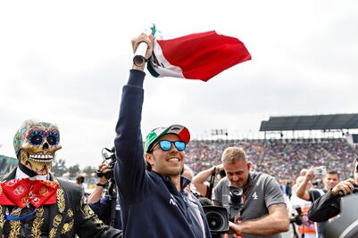 Sergio "Checo" Pérez celebra que la F1 se quede en México