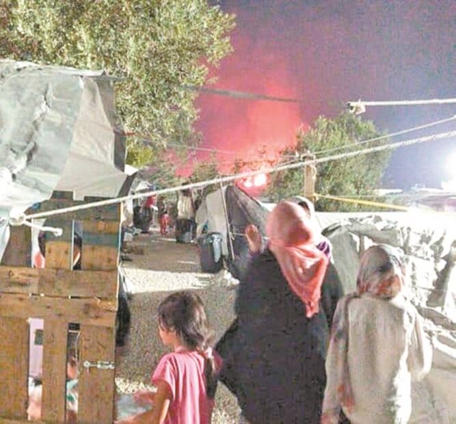 Refugiados de Moria encerrados y hacinados