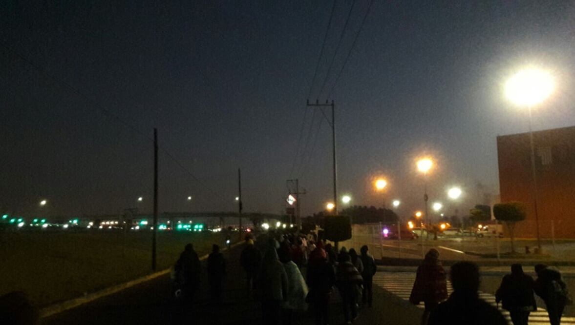 Feligreses buscan un lugar para ver al Papa en Ecatepec (MARCOS MUEDANO)