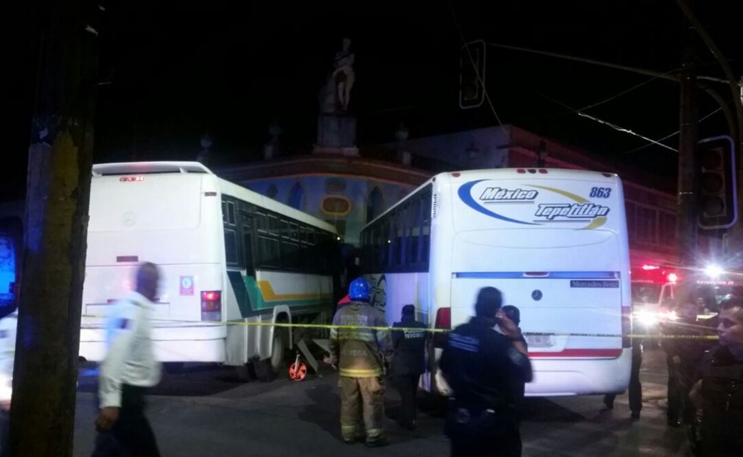 Los dos autobuses golpearon “La Fuente de Neptuno” un monumento que forma parte de la identidad del primer cuadro de Texcoco. (Fotografía:Especial)