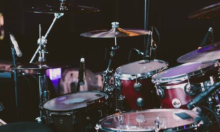 Banda de música detiene concierto por falta de pago y organizadores cancelan la deuda en vivo