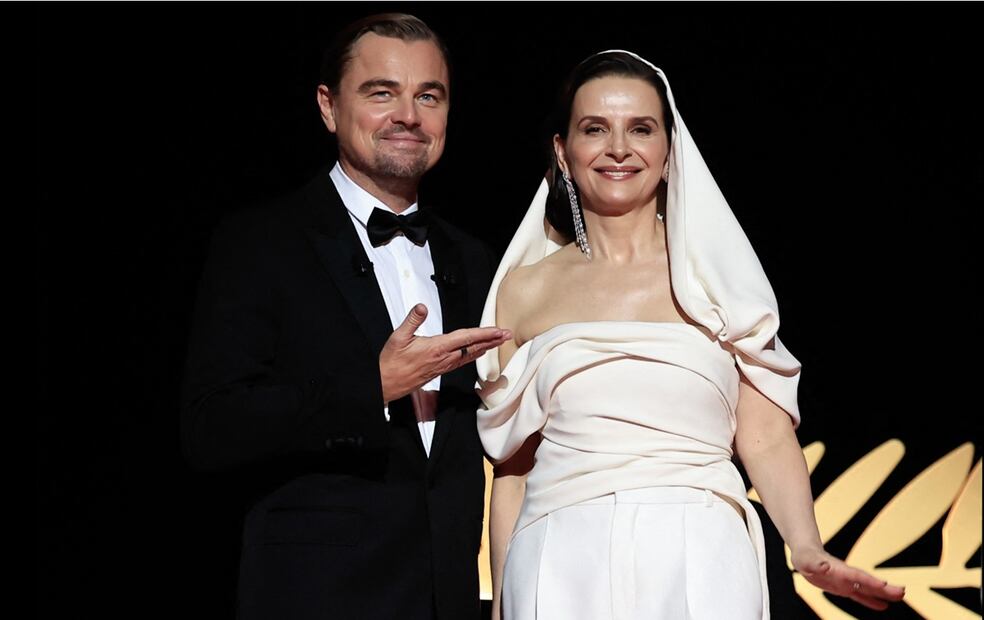 El actor Leonardo DiCaprio y la actriz francesa y presidenta del jurado del 78 Festival de Cine de Cannes, Juliette Binoche, sonríen en el escenario durante la ceremonia de apertura y la proyección de la película "Partir un Jour" (Adiós), presentada fuera de competición en Cannes, el 13 de mayo de 2025. Foto: AFP