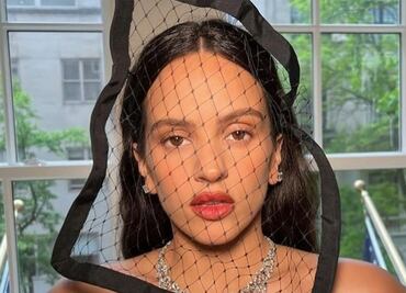 Rosalía cautiva con vestido transparente en París