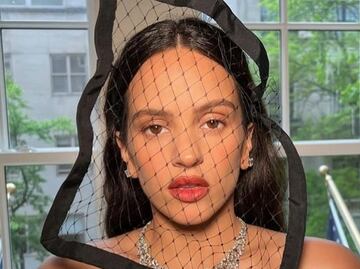 Rosalía cautiva con vestido transparente en París