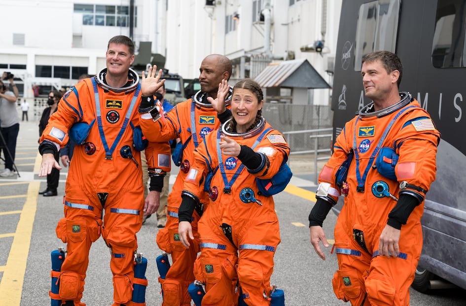 Los cuatro astronautas de Artemis II llegaron a la plataforma de lanzamiento del cohete que despegará desde Florida a las 18:24 hora local (22:24 GMT), según prevé la NASA, para comenzar la misión de 10 días que los llevará alrededor de la Luna. Foto: EFE