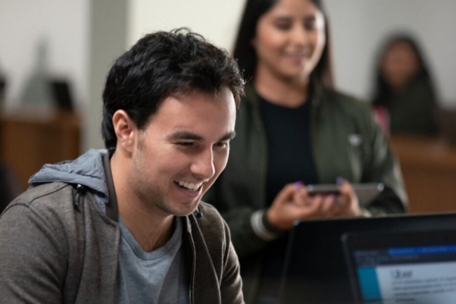 Checo Pérez, primer piloto de F1 registrado como socio conductor de Uber