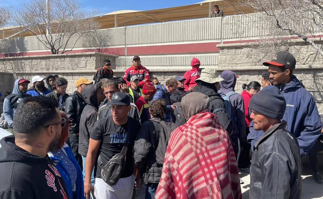 Migrantes se manifiestan en el INM, tras el incendio en el murireron 39 personas. Foto: Paola Gamboa/EL UNIVERSAL