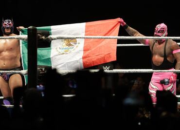 Rey Mysterio y Dragon Lee, triunfan en el Supershow de la WWE en la Ciudad de México