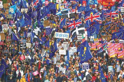 Doblan mano a Johnson; pide aplazar Brexit