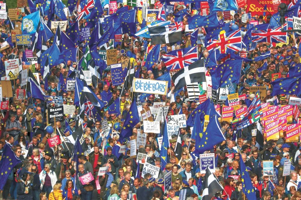 Decenas de miles de británicos se manifestaron ayer para exigir otro referéndum sobre su permanencia en la Unión Europea, en Londres. Foto: 