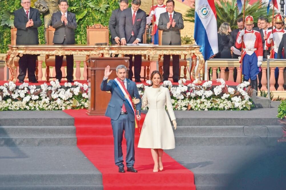 Cambio de mando. El nuevo presidente de Paraguay, Mario Abdo Benítez, y su esposa Silvana, en la ceremonia de inauguración. (NORBERTO DUARTE. AFP)