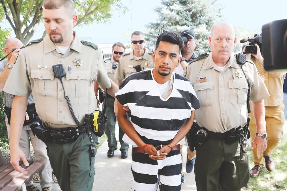 Cristhian Bahena Rivera, a su arribo a la corte en Montezuma, Iowa, ayer (CHARLIE NEIBERGALL. AP)