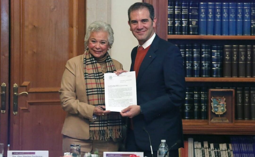 La secretaria de Gobernación, Olga Sánchez Cordero, y el consejero presidente del INE, Lorenzo Córdova, sin acuerdos. Foto: tomada de la cuenta: @M_OlgaSCordero