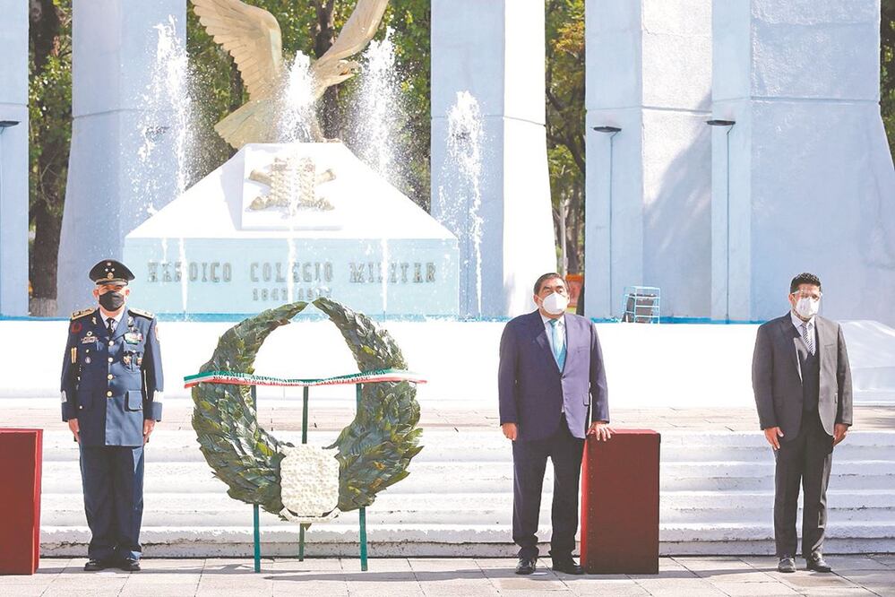 Acompañado por mandos militares, Miguel Barbosa (centro) montó una guardia de honor en el Hemiciclo a los Niños Héroes. 