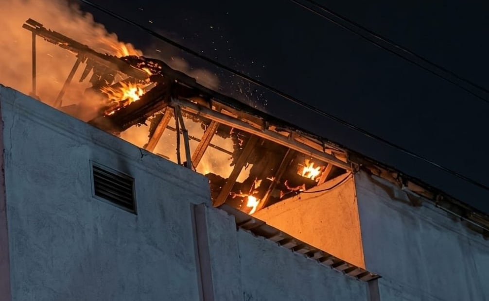 Solo se reportaron daños materiales, las dos palapas quedaron completamente destruidas. 05/09/2026. | Foto: Especial.
