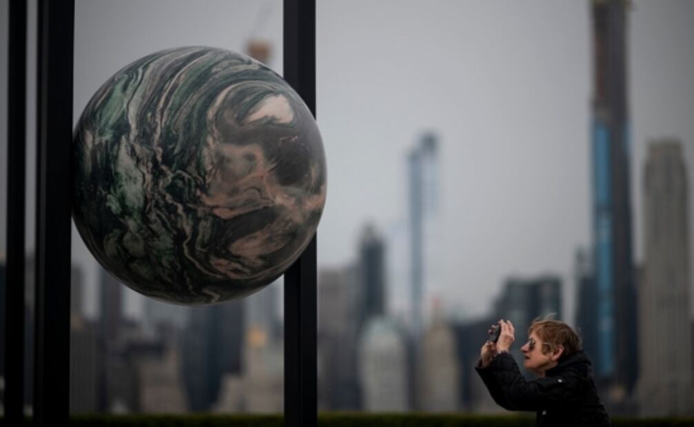 En el techo del Met de Nueva York, artista acerca rascacielos y planetas