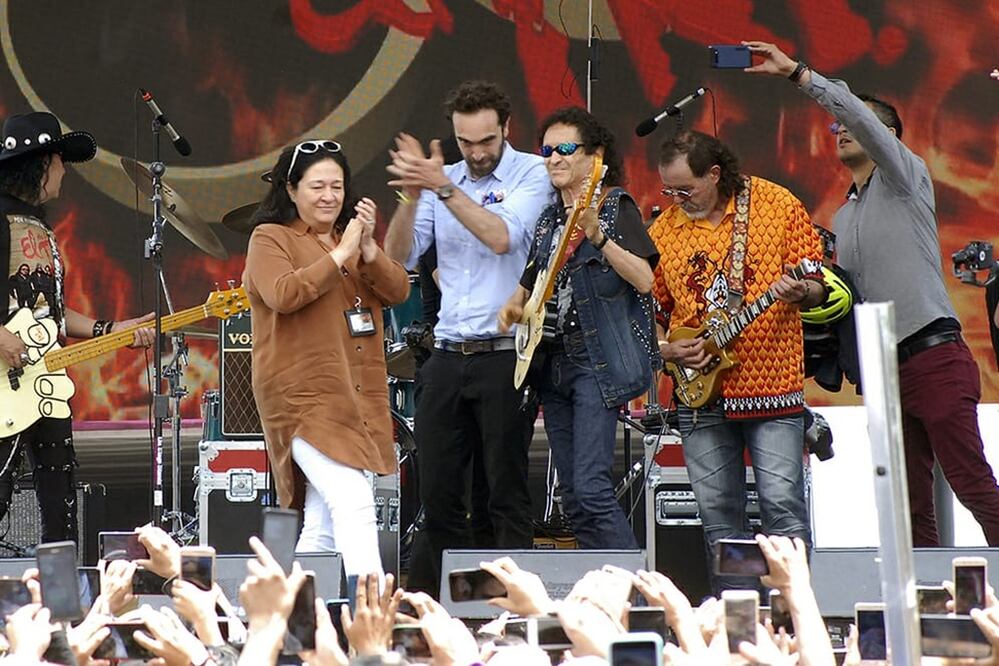 Alex Lora y su banda tocaron algunos de sus éxitos. Foto: Elizabeth Escobar